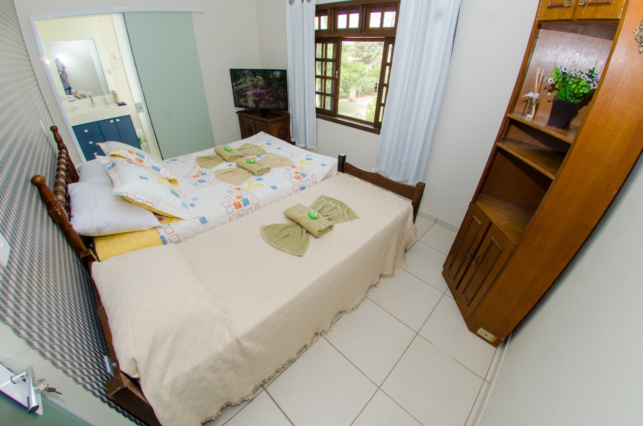 Quarto Triplo com Banheiro Privativo